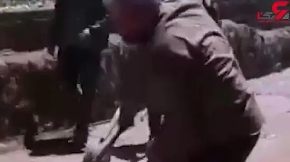 لحظه کمک رسانی پدر شهید حججی به سیل‌زدگان پلدختر +فیلم 