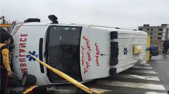 عکس از چپ شدن یک آمبولانس بخاطر سرعت زیاد در مرکز تهران 