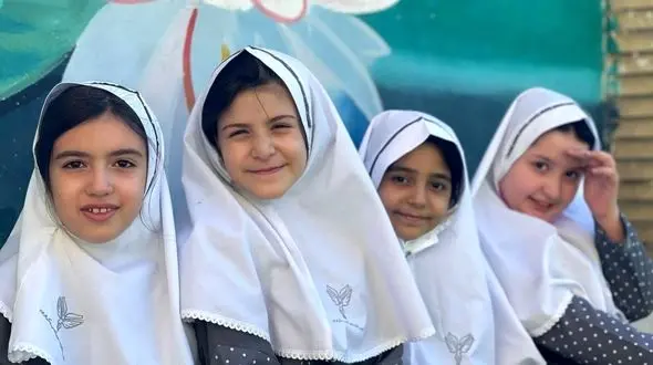 آواز پرانرژی؛ پایکوبی هماهنگ دخترای ابتدایی با آهنگ چاووشی که ذوق کردن بیا و ببین