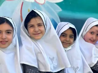 آواز پرانرژی؛ پایکوبی هماهنگ دخترای ابتدایی با آهنگ چاووشی که ذوق کردن بیا و ببین