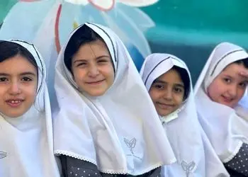 آواز پرانرژی؛ پایکوبی هماهنگ دخترای ابتدایی با آهنگ چاووشی که ذوق کردن بیا و ببین