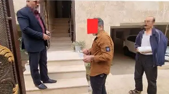 این مرد با شاه کلید به راحتی دزدی می کرد / سارق چاقوکش در محل سرقت غافلگیر شد + عکس