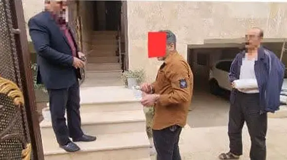 این مرد با شاه کلید به راحتی دزدی می کرد / سارق چاقوکش در محل سرقت غافلگیر شد + عکس