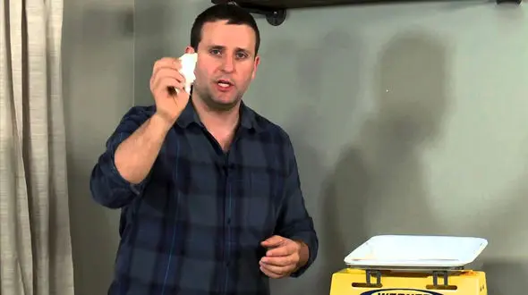 فیلم/ روشی سریع و آسان برای از بین بردن جای سوراخ های پیچ و میخ روی دیوار