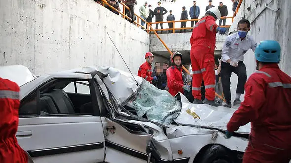 عکس عجیب از سقوط پژو پارس له شده در گذرگاه عابر پیاده در مشهد + عکس