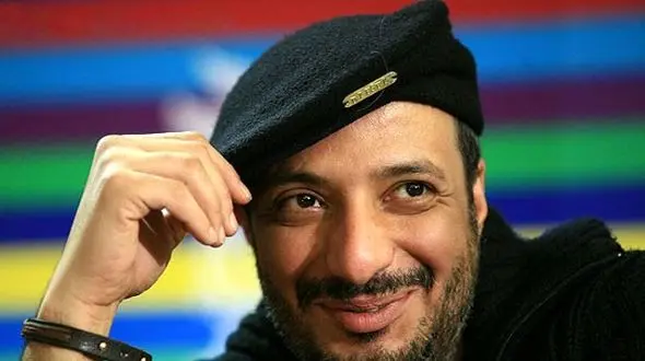 خوانندگی امیر جعفری در تلوزیون نوروز 1373 با پشت مو و کت شلوار دهه 60/چه تیپ و استایلی داشته +فیلم