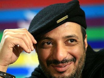 خوانندگی امیر جعفری در تلوزیون نوروز 1373 با پشت مو و کت شلوار دهه 60/چه تیپ و استایلی داشته +فیلم