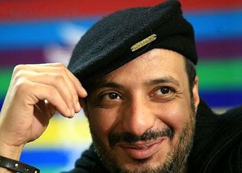 خوانندگی امیر جعفری در تلوزیون نوروز 1373 با پشت مو و کت شلوار دهه 60/چه تیپ و استایلی داشته +فیلم