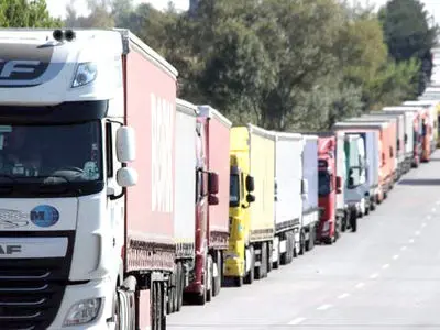 فیلم افتخار آمیز / غیرت رانندگان ایرانی کانتینرها اماراتی ها را به زانو درآورد / روی محموله هانام جعلی خلیج ... نوشته بودند که ناچار به خلیج فارس تغییر دادند ...