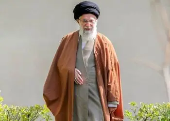 سفره غذای ساده رهبری انقلاب و دورهمی با نوه هایش/ سفری که با اتوبوس معمولی بود