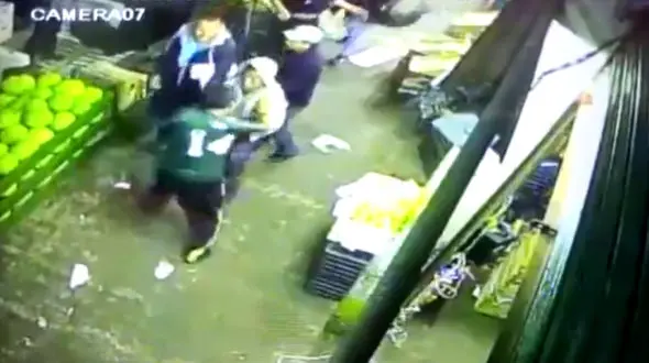 لحظه کشته شدن مرد جوان در یک فروشگاه که به سارقان باج نداد+فیلم