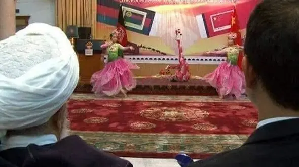 جنجالی شدن شرکت یک روحانی و مقام سیاسی در مجلس رقص دختران سفارت چین در افغانستان + عکس 