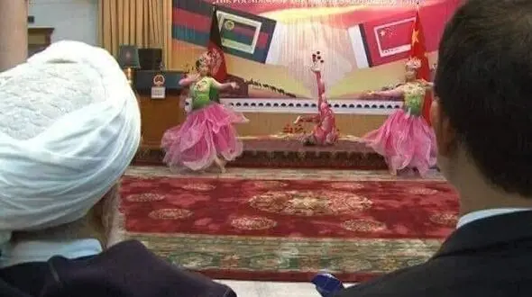 جنجالی شدن شرکت یک روحانی و مقام سیاسی در مجلس رقص دختران سفارت چین در افغانستان + عکس 
