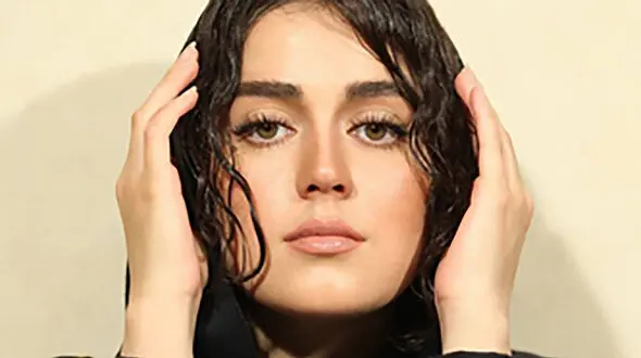 ناراحتی شدید افسانه پاکرو در لایوش‌ از کاربری که گفته بود نون چهره زیبات رو می‌خوری...