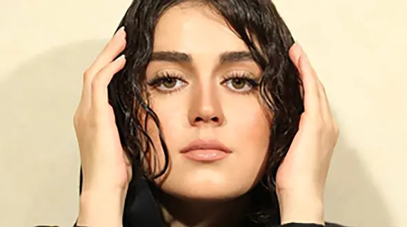 ناراحتی شدید افسانه پاکرو در لایوش‌ از کاربری که گفته بود نون چهره زیبات رو می‌خوری...