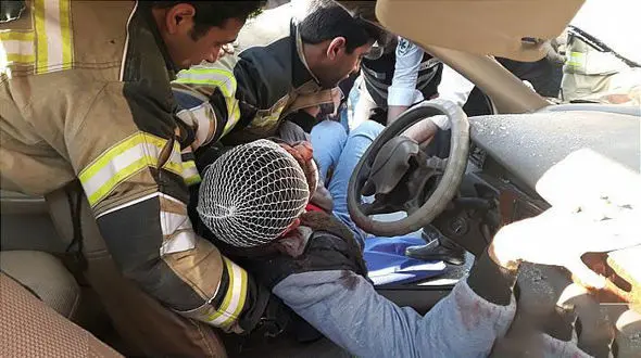 عکس / حادثه هولناک در بزرگراه آزادگان / مردی در سمند له شده گرفتار بود / 16+