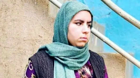 استایل خانومانه روناک سریال نون‌خ در یک نمایشگاه