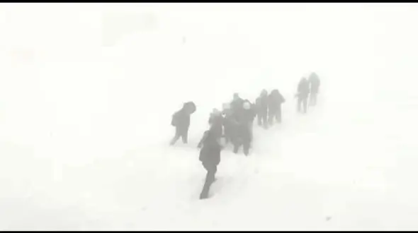 فیلم ‌نجات ۳۵ کوهنورد زن و مرد گرفتار در بوران توچال