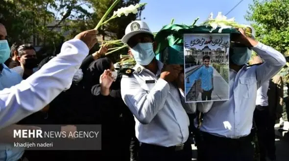 عکس جگرسوز از خواهر علی لندی بر سر مزار برادرش | تصاویر علی لندی