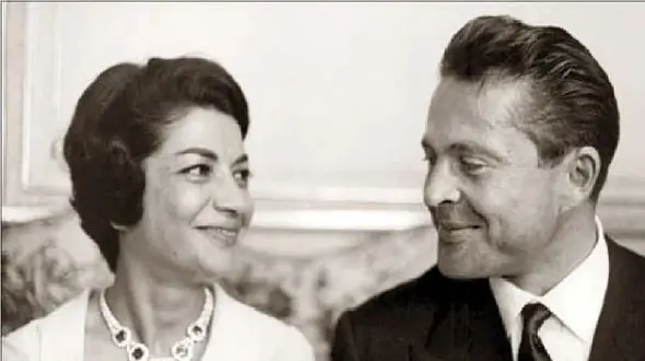 عکس  / سفر به ایام قدیم /  اشرف هوس باز و شوهر سومش درحال بریدن کیک عروسی ! 