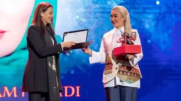 فیلم پوشش جنجالی الهالم حمیدی در جشنواره خارجی ! / لباس مدلینگش غوغا کرد !