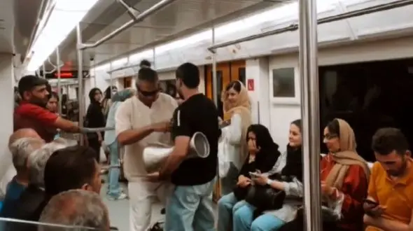 فیلم آواز باشکوه عاشقانه  یک جوان خوش صدا در مترو برای دخترگل فروش! / همه منقلب شدند