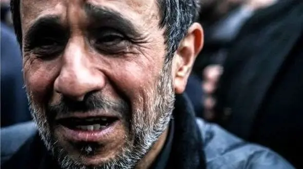 عکس ها / ظاهر غیرمنتظره محمود احمدی‌نژاد در مراسم ختم خواهرش ! / بدون لباس مشکی با صورت تراشیده بین جمعیت مردم و چهره های معروف ...