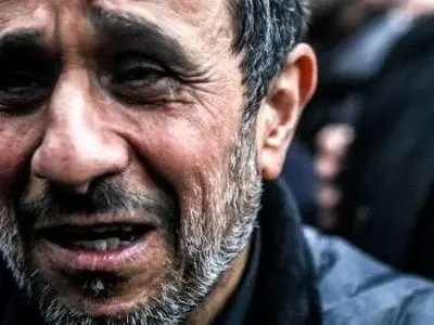 عکس ها / ظاهر غیرمنتظره محمود احمدی‌نژاد در مراسم ختم خواهرش ! / بدون لباس مشکی با صورت تراشیده بین جمعیت مردم و چهره های معروف ...