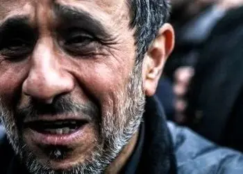 عکس ها / ظاهر غیرمنتظره محمود احمدی‌نژاد در مراسم ختم خواهرش ! / بدون لباس مشکی با صورت تراشیده بین جمعیت مردم و چهره های معروف ...