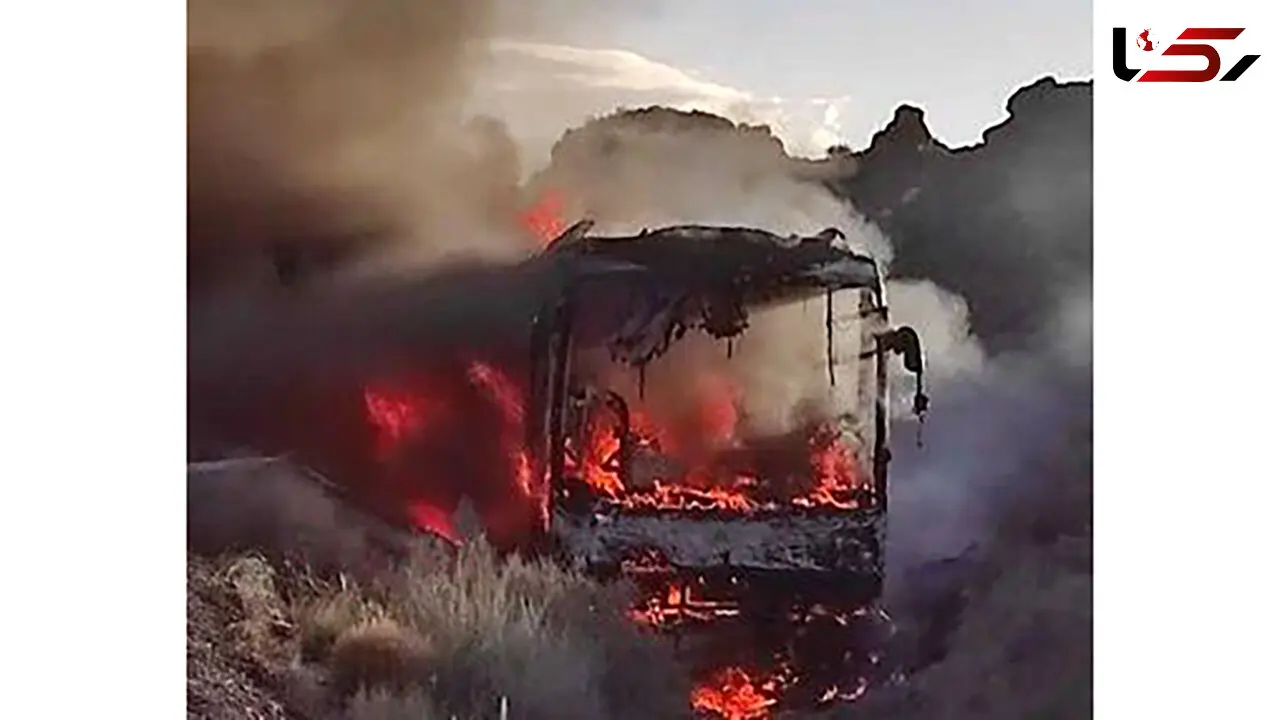 عکس از آتش سوزی وحشتناک اتوبوس در جاده تایباد / نجات معجزه آسای مسافران با اقدام شاگرد اتوبوس