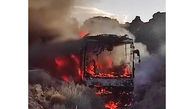 عکس از آتش سوزی وحشتناک اتوبوس در جاده تایباد / نجات معجزه آسای مسافران با اقدام شاگرد اتوبوس