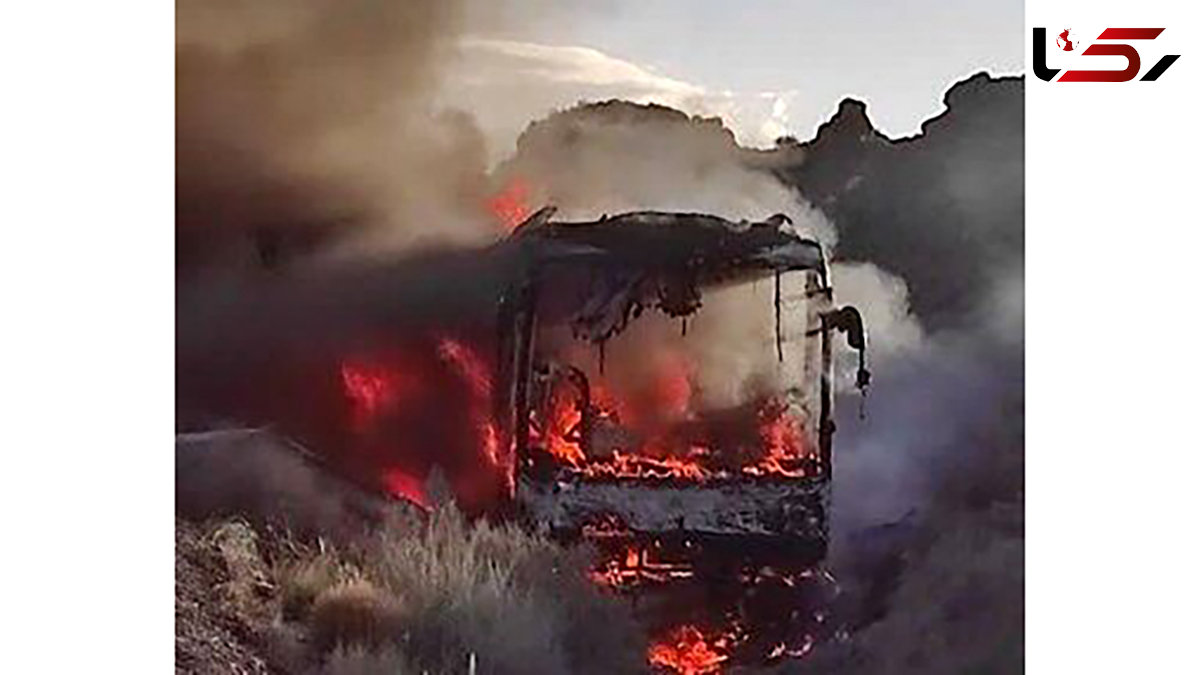 عکس از آتش سوزی وحشتناک اتوبوس در جاده تایباد / نجات معجزه آسای مسافران با اقدام شاگرد اتوبوس