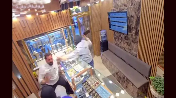 فیلم سرقت نقابدار چاقوکش از طلا فروشی در تهران !