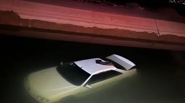 سقوط پژو پارس به کانال آب/ راننده خودش را نجات داد!