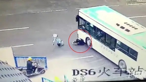 فرار دوچرخه سوار خوش شانس از مرگ حتمی در زیر اتوبوس + فیلم