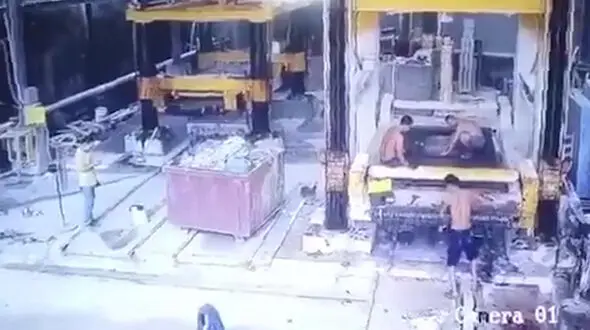 مرگ دردناک کارگر کارخانه به دلیل بی احتیاطی هنگام کار با دستگاه + فیلم