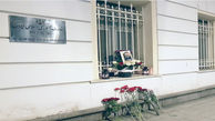 رزهای سرخ و سفید در برابر سفارت ایران در مسکو، به یاد و خاطره رئیس جمهور ایران