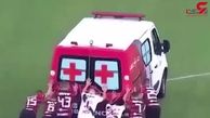هُل دادن آمبولانس در زمین فوتبال توسط بازیکنان! +تصویر