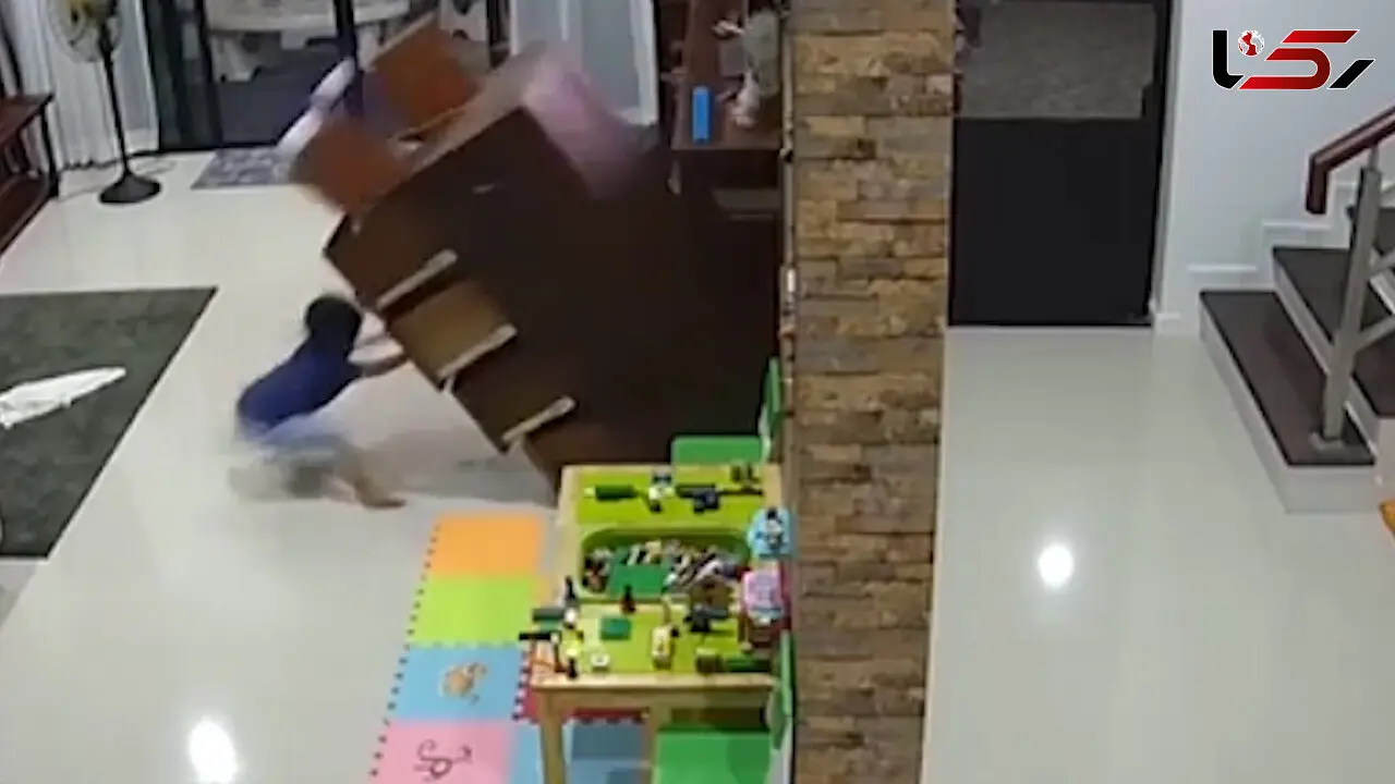 لحظه وحشتناک سقوط کمد روی کودک خردسال+فیلم