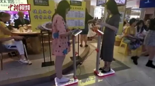 اقدام عجیب صاحب یک رستوان با مشتریانش + فیلم