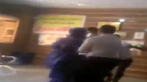 فیلم کتک کاری در بخش کرونایی دزفول / ماجرای تزریق واکسن به یک مسئول چیست؟