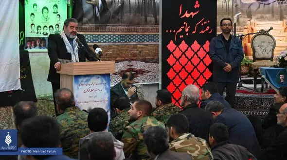 مدافعان انقلاب امثال شهید عجمیان هستند که مقابل علی کریمی می‌ایستد