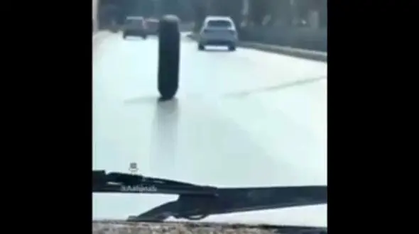 ببینید / لاستیک سرگردان در میدان تلویزیون مشهد + فیلم وحشت آور