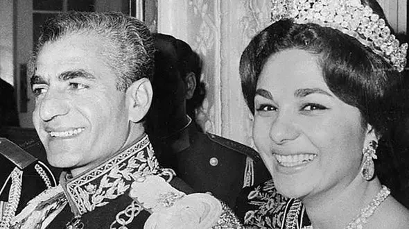 عکس / سفر به ایام قدیم  / بازدید فرح پهلوی از نمایشگاه حیوانات تاکسیدرمی شده / سال 1338 