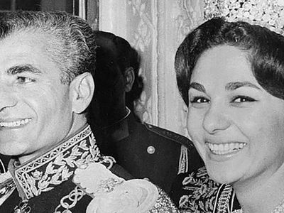 عکس ها / سفر به ایام قدیم /  عکس رنگی شده بلافاصله بعد زایمان فرح پهلوی با لباس مجلسی + عکس اتاق خصوصی در بیمارستان و نوزاد در محفظه شیشه ای !