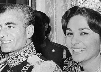 عکس ها / سفر به ایام قدیم /  عکس رنگی شده بلافاصله بعد زایمان فرح پهلوی با لباس مجلسی + عکس اتاق خصوصی در بیمارستان و نوزاد در محفظه شیشه ای !