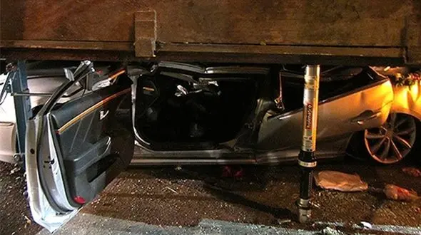 سازه فلزی این ماشین را له کرد + فیلم 