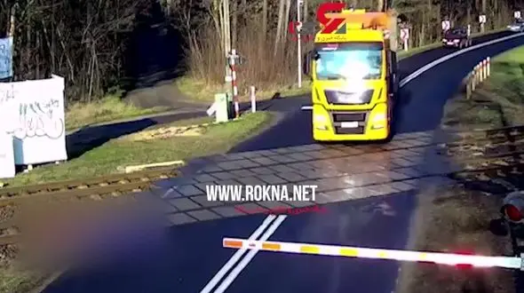 تصادف وحشتناک تریلی 18 چرخ در لهستان+فیلم