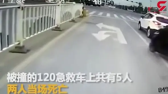 تصادف مرگبار کامیون با خودروها سر چهار راه / موتورسوار خوش شانس بود + فیلم