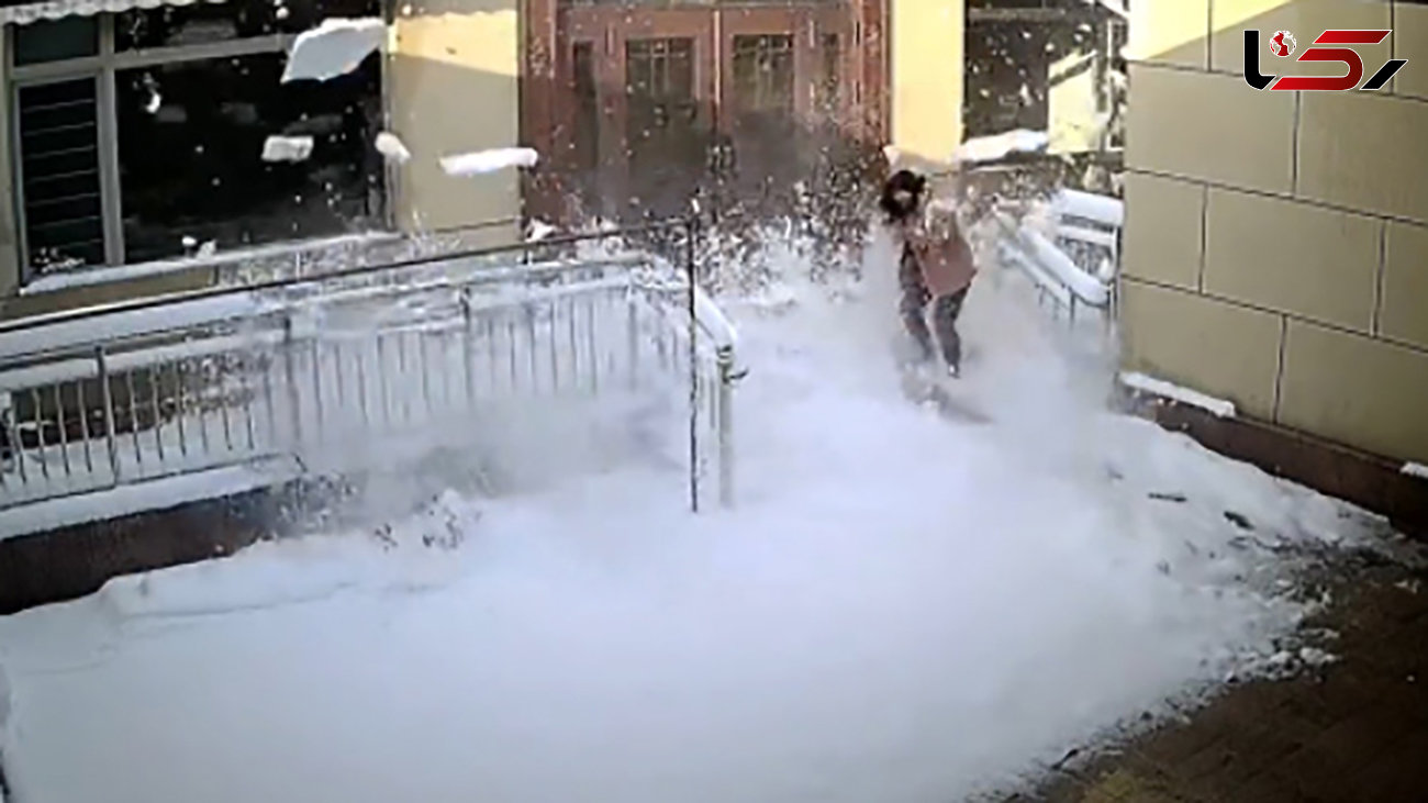 فیلم شوک آور از صحنه سقوط برف روی سر زن جوان+ عکس